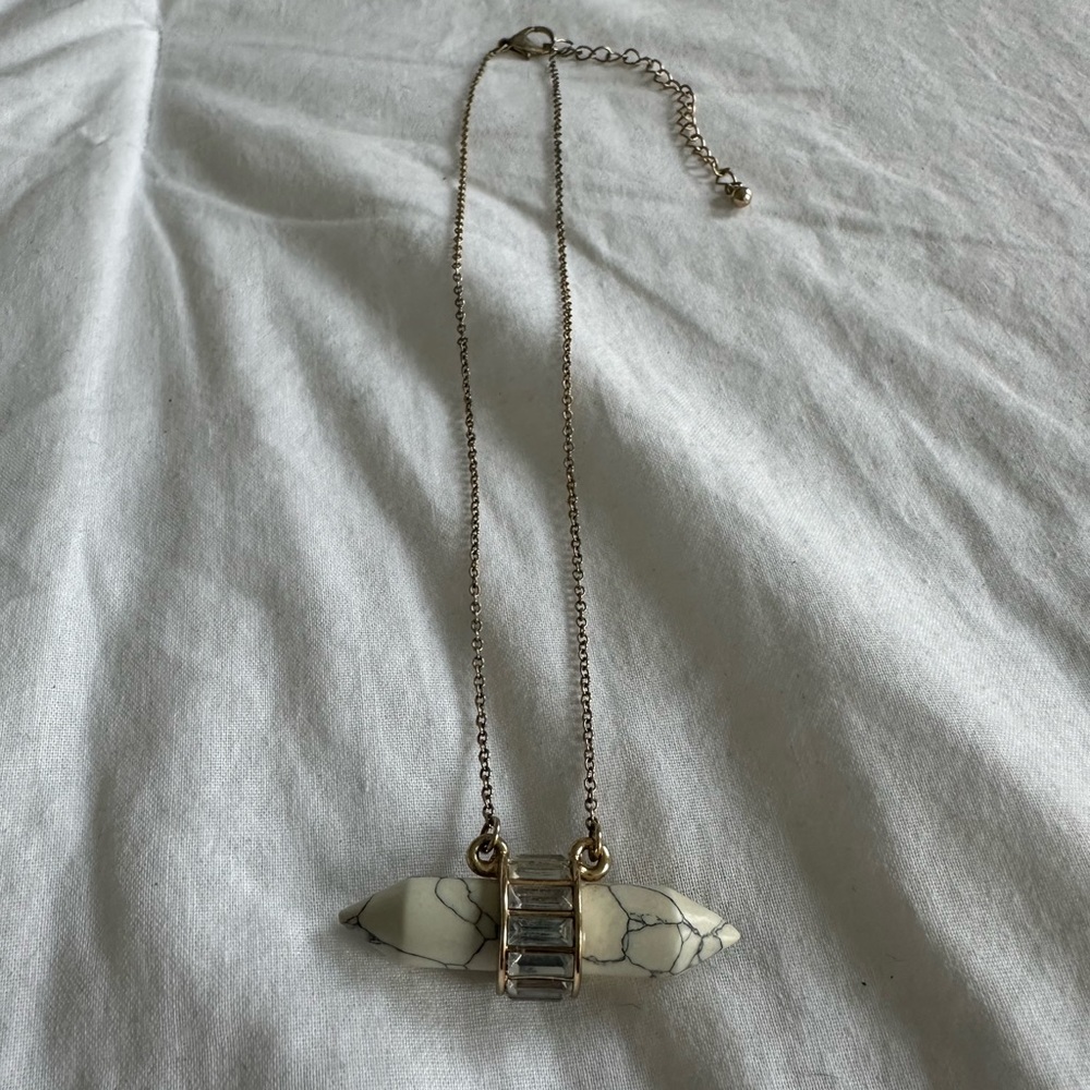 EUC Unbranded White Faux Marble Stone Crystals Gold Chain Short Necklace